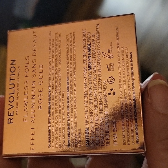 Revolution Flawless Foils Rose Gold Eyeshadow New - Picture 2 of 3